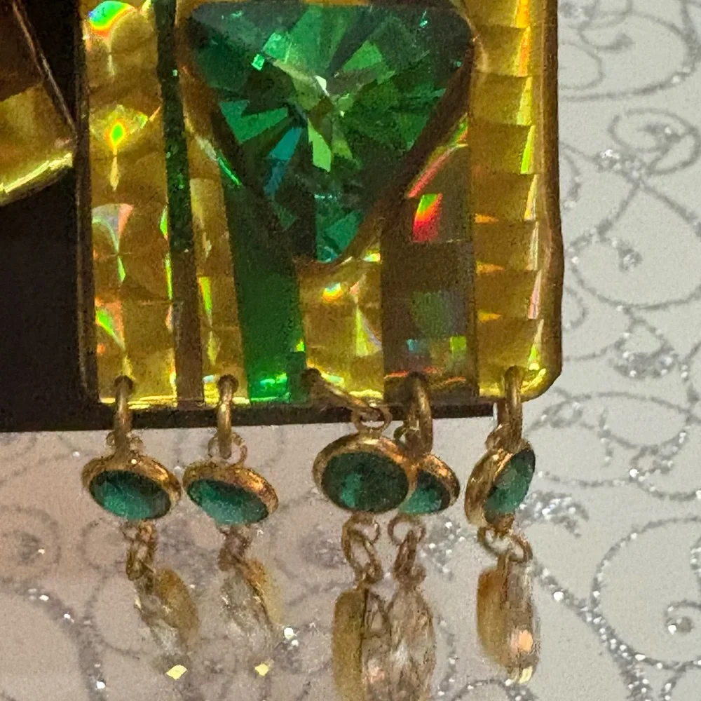 Vintage Beth Brennen Amazing 2 in 1 Green and Gold Loaded Earing New 51/2”long
S - Picture 12 of 16